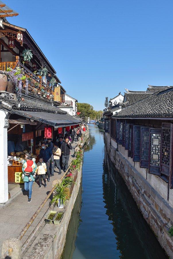 逃出昏暗的地下室